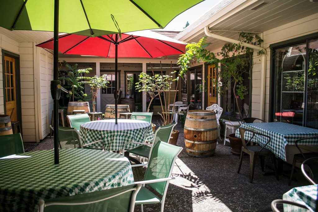 Murphys Irish Pub - patio dining